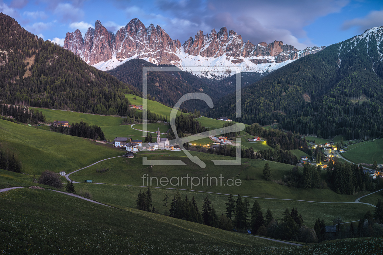 Bild-Nr.: 12442425 Dolomiten Vilnößtal mit Geislergruppe Blaue Stunde erstellt von Jean Claude Castor