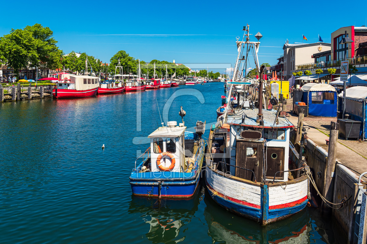 Bild-Nr.: 12692380 Alter Strom mit Fischkutter in Warnemünde erstellt von Rico Ködder