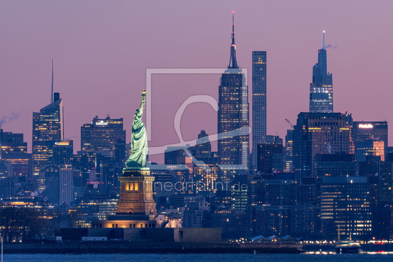 Bild-Nr.: 12699334 Statue of Liberty vor der New York Skyline erstellt von eyetronic