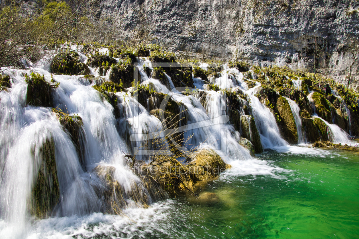 Bild-Nr.: 12720695 Wasserfälle und grüner See erstellt von Buellom