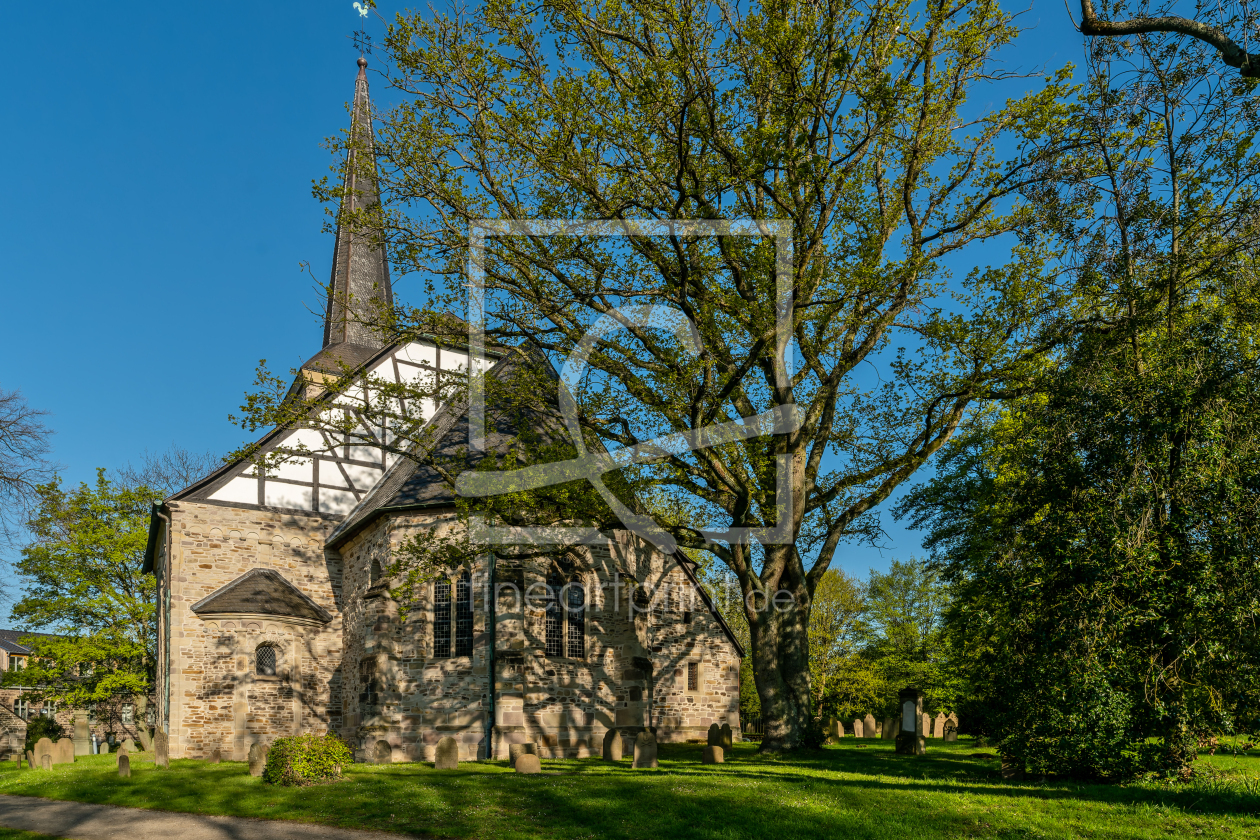 Bild-Nr.: 12732200 Dorfkirche Stiepel mit historischen Friedhof erstellt von volker heide