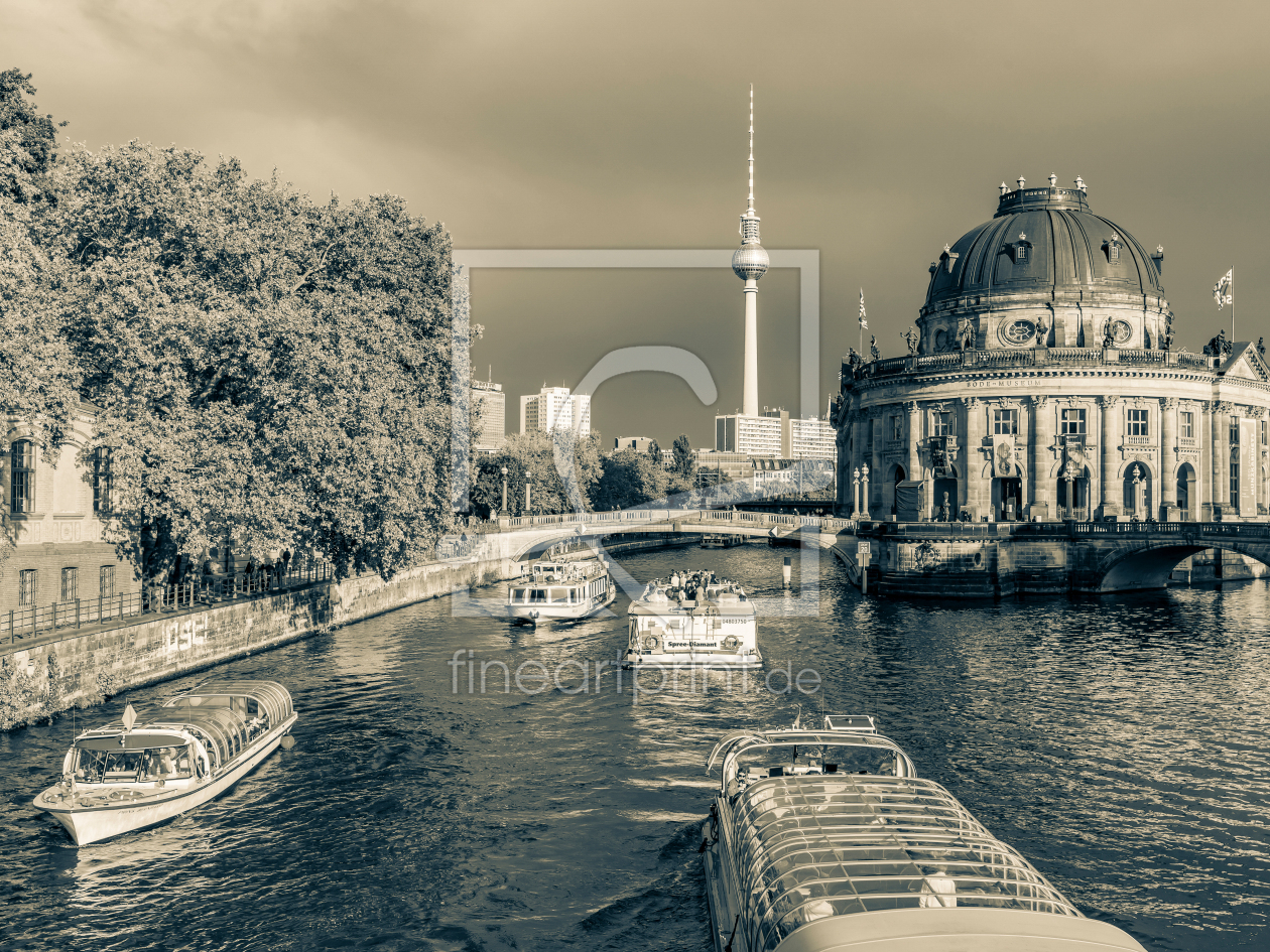 Bild-Nr.: 12742575 Ausflugsboote auf der Spree in Berlin - Monochrom erstellt von dieterich