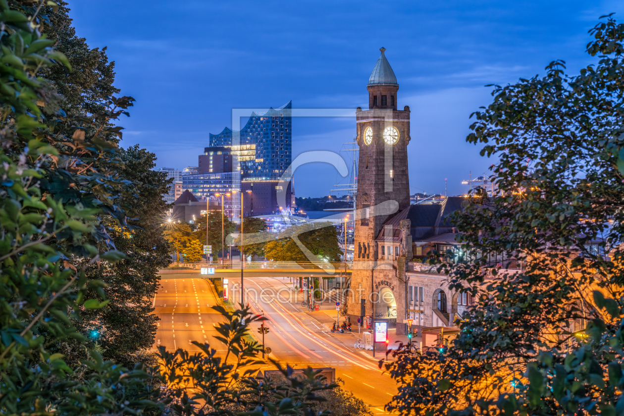 Bild-Nr.: 12747992 Elbphilharmonie und Pegelturm in Hamburg erstellt von eyetronic