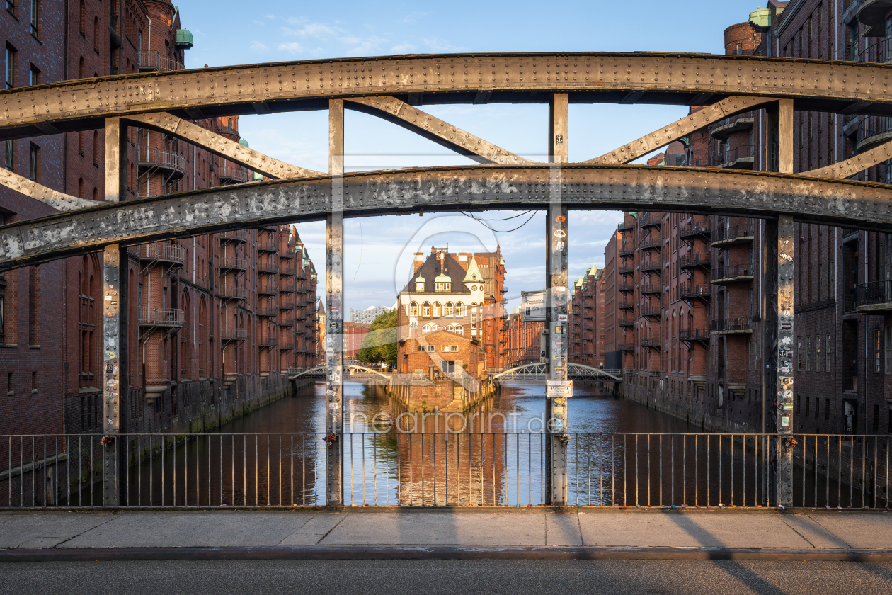 Bild-Nr.: 12748663 Poggenmühlenbrücke mit Wasserschloss in Hamburg erstellt von eyetronic
