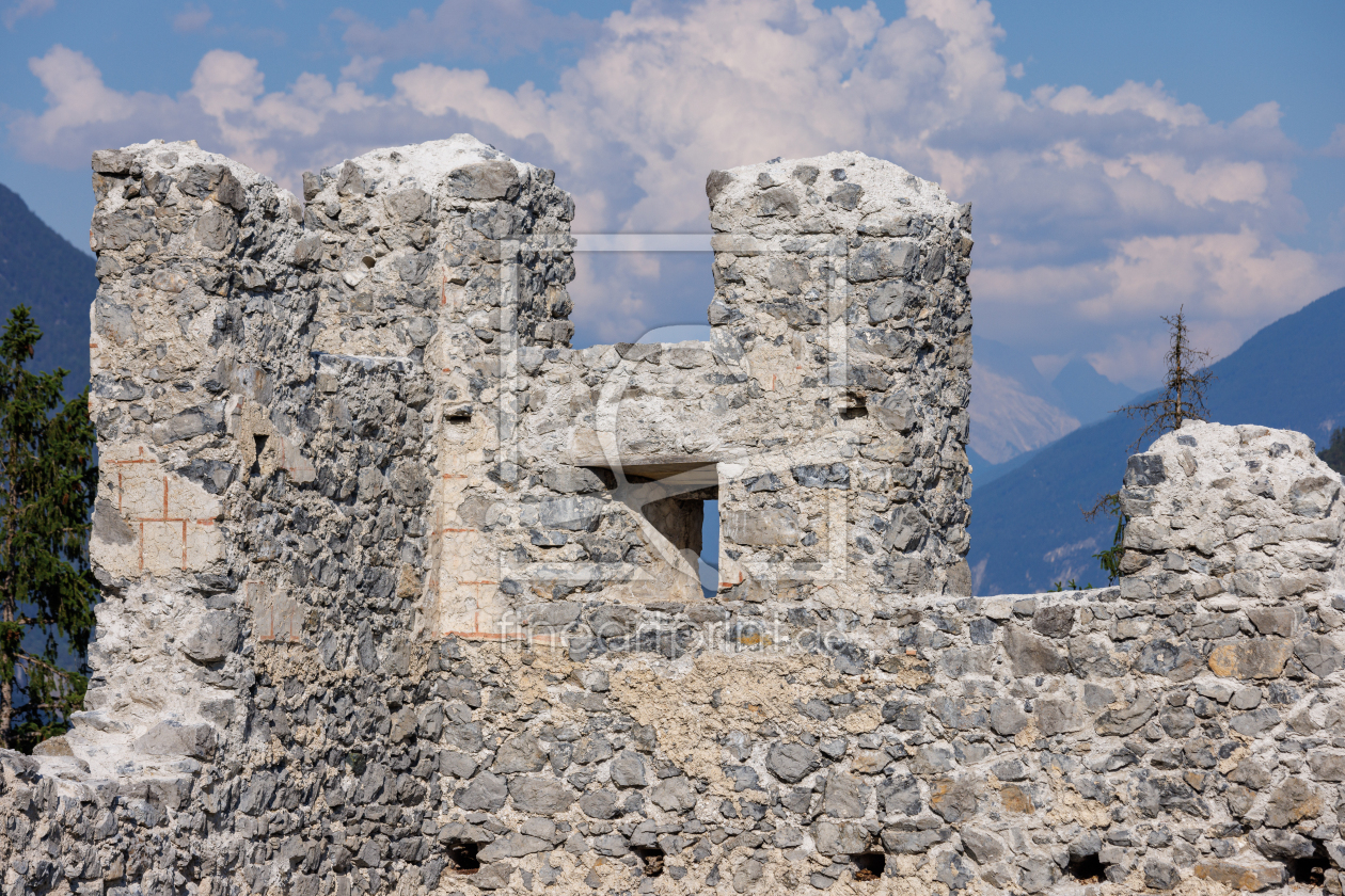 Bild-Nr.: 12752316 Fragmente einer Frühmittelalterlichen Burg erstellt von wompus