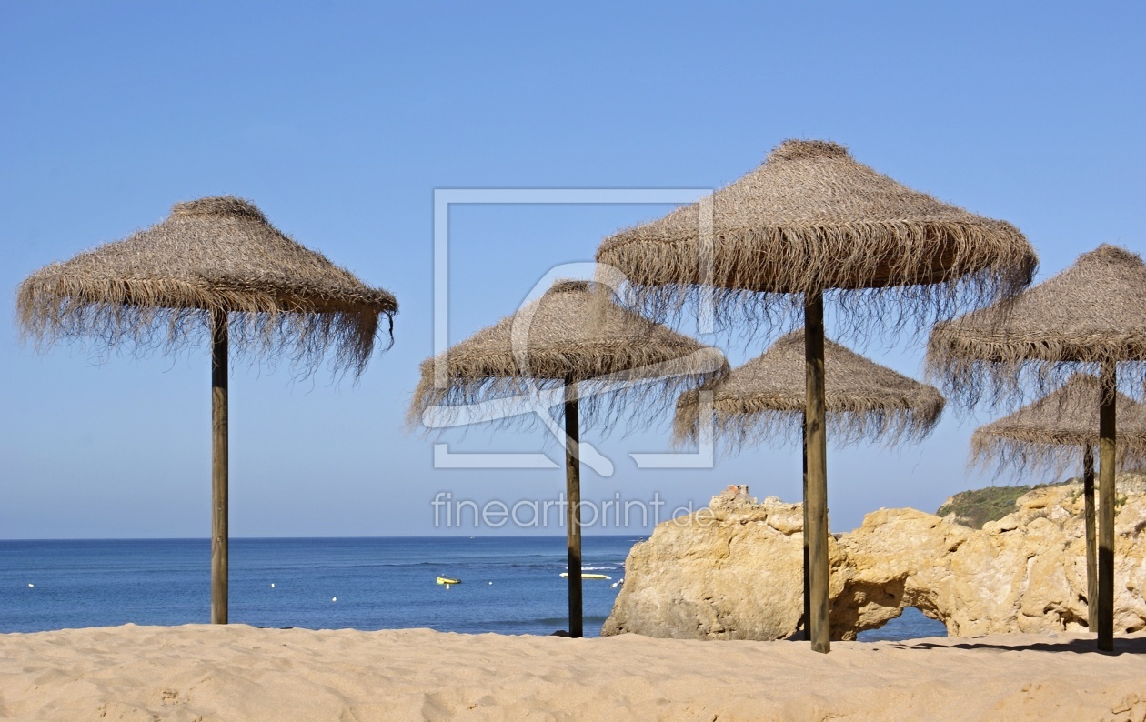 Bild-Nr.: 12752413 Bastsonnenschirme am Strand erstellt von insideportugal