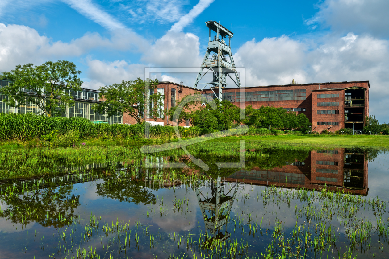 Bild-Nr.: 12759647 Die Zeche Ewald spiegelt sich in einem Tümpel erstellt von volker heide