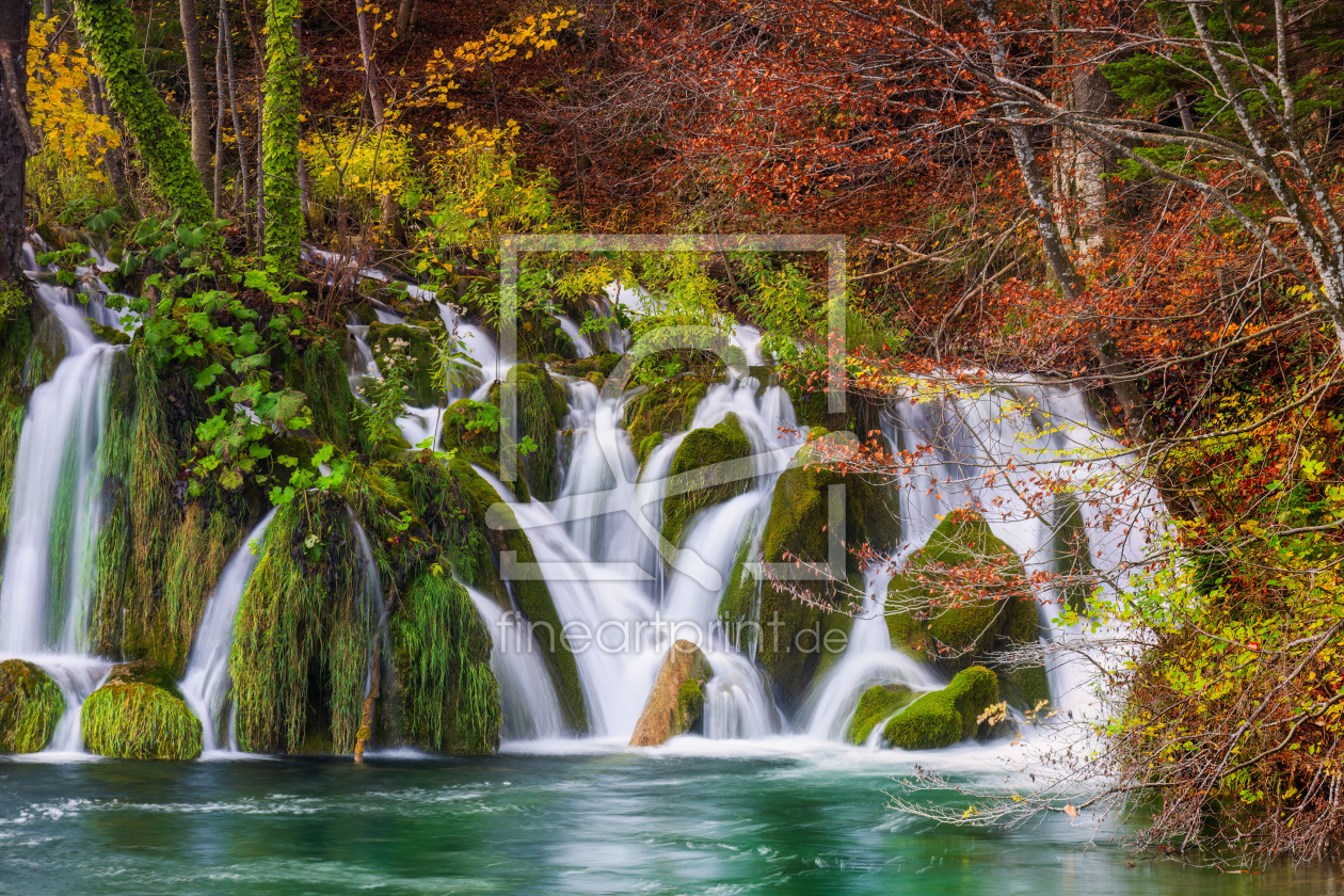 Bild-Nr.: 12788155 kleiner Wasserfall im bunten Herbstwald erstellt von Daniela Beyer