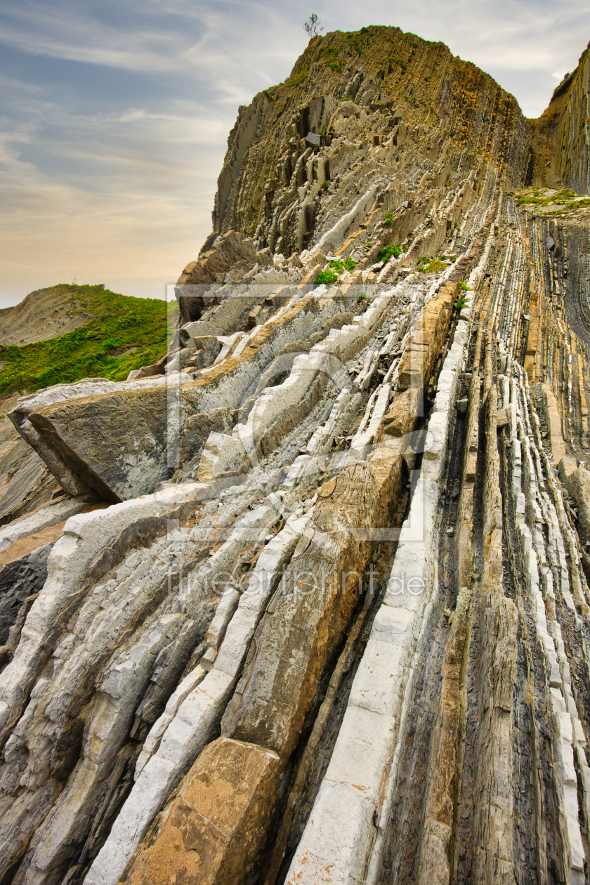 Bild-Nr.: 12795774 Schroffe Felsen an der Küste erstellt von Buellom