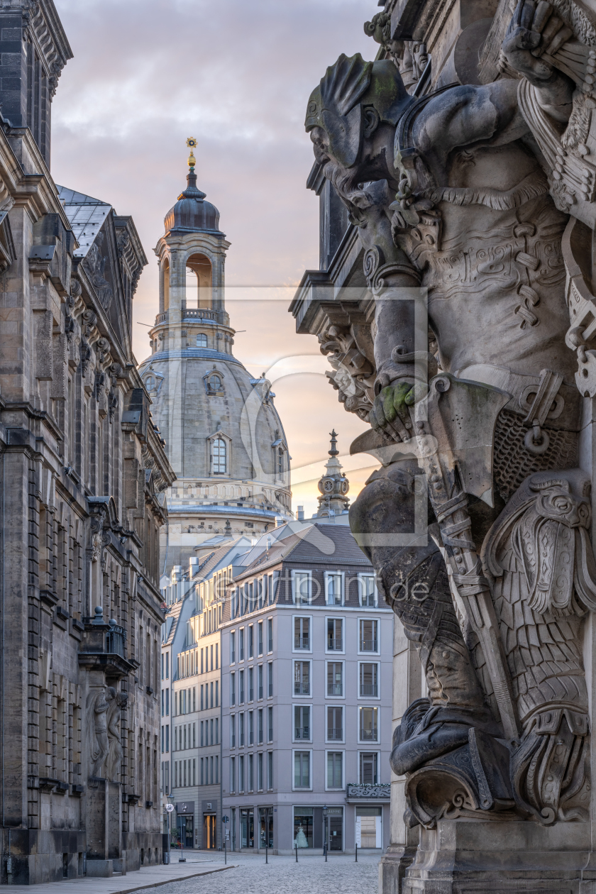 Bild-Nr.: 12803367 Georgentor und Frauenkirche bei Sonnenaufgang erstellt von eyetronic