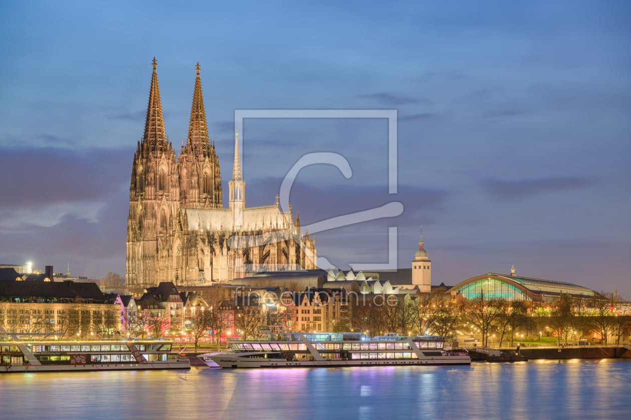 Bild-Nr.: 12813316 Kölner Dom und Hauptbahnhof am Abend erstellt von Michael Valjak