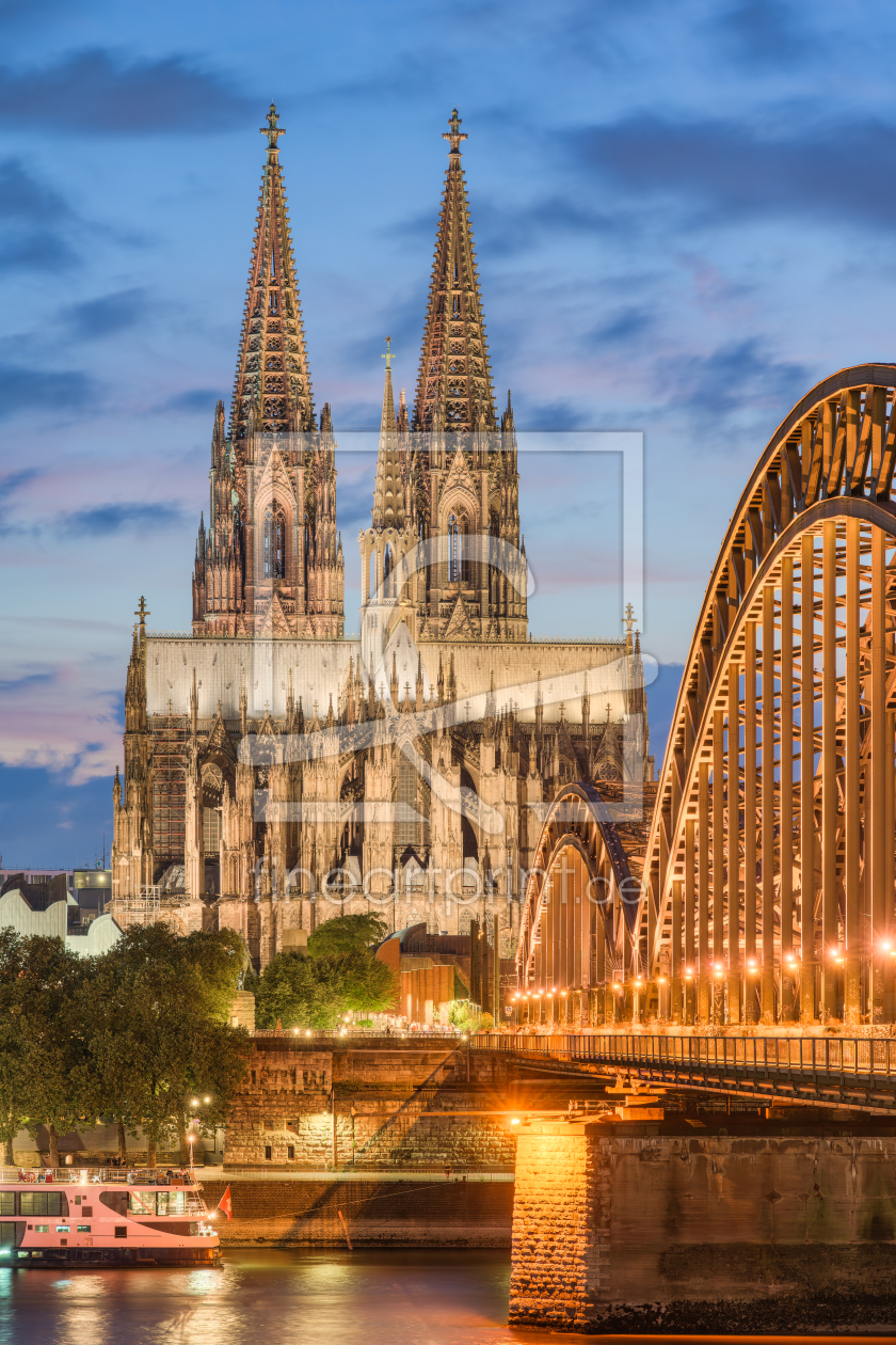Bild-Nr.: 12839908 Beleuchteter Kölner Dom am Abend erstellt von Michael Valjak