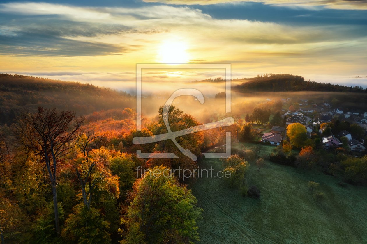 Bild-Nr.: 12842294 Sonnenaufgang über idyllischer Landschaft im Nebel erstellt von Smileus