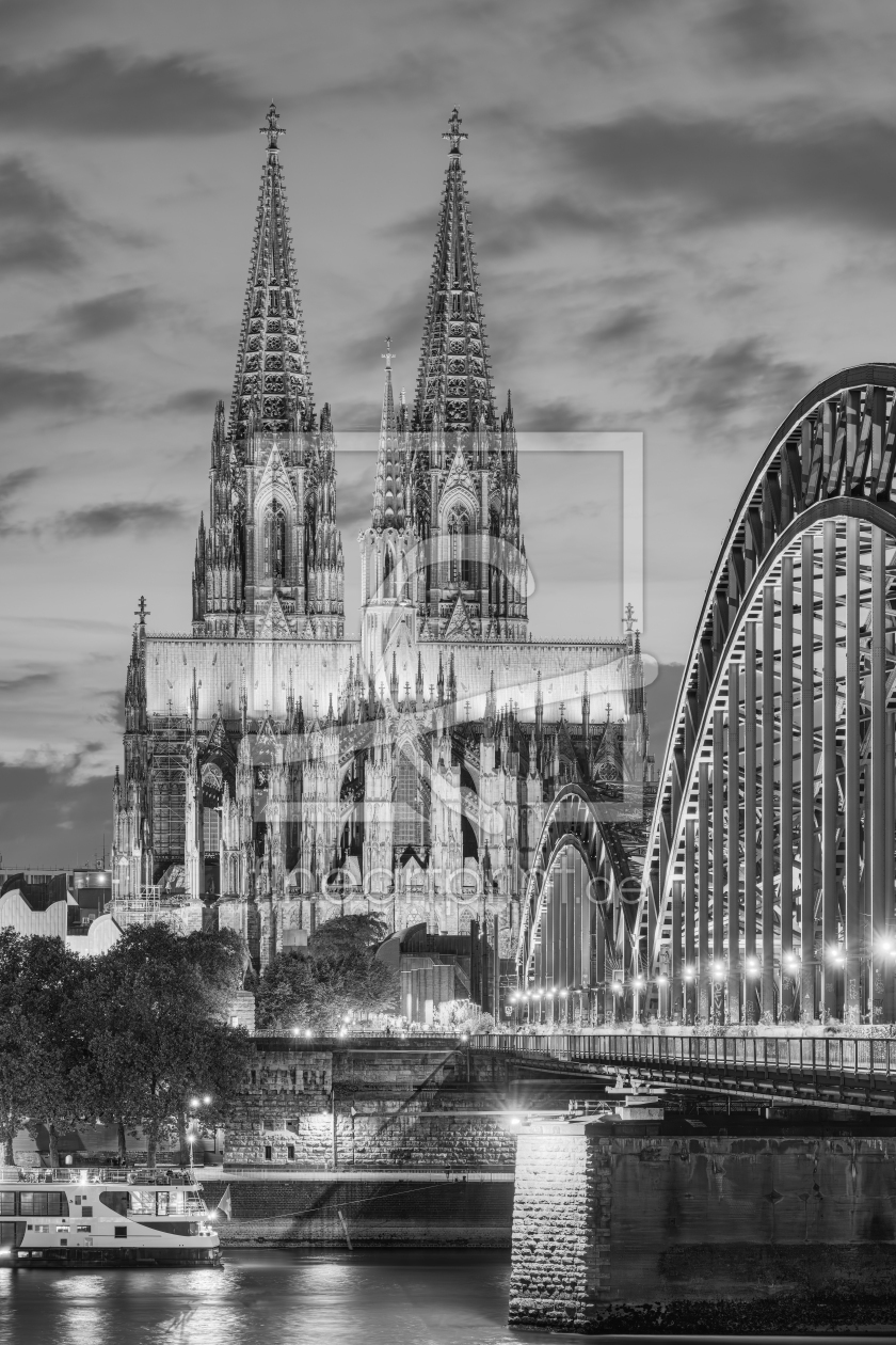 Bild-Nr.: 12842827 Beleuchteter Kölner Dom schwarz-weiß erstellt von Michael Valjak