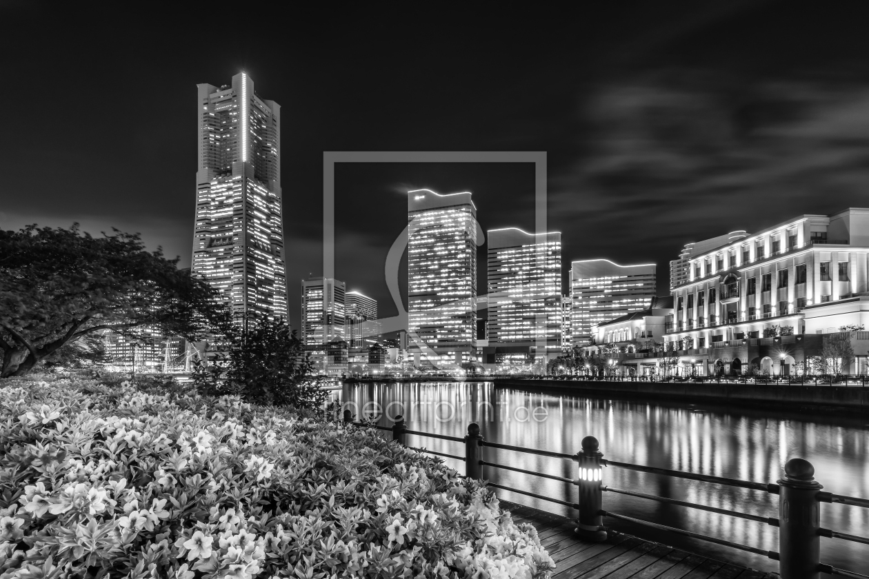 Bild-Nr.: 12851217 Idyllische Yokohama Skyline bei Nacht - monochrom erstellt von Melanie Viola