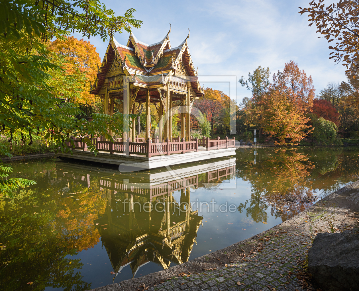 Bild-Nr.: 12858289 Thai-Tempel mit Spiegelung erstellt von SusaZoom