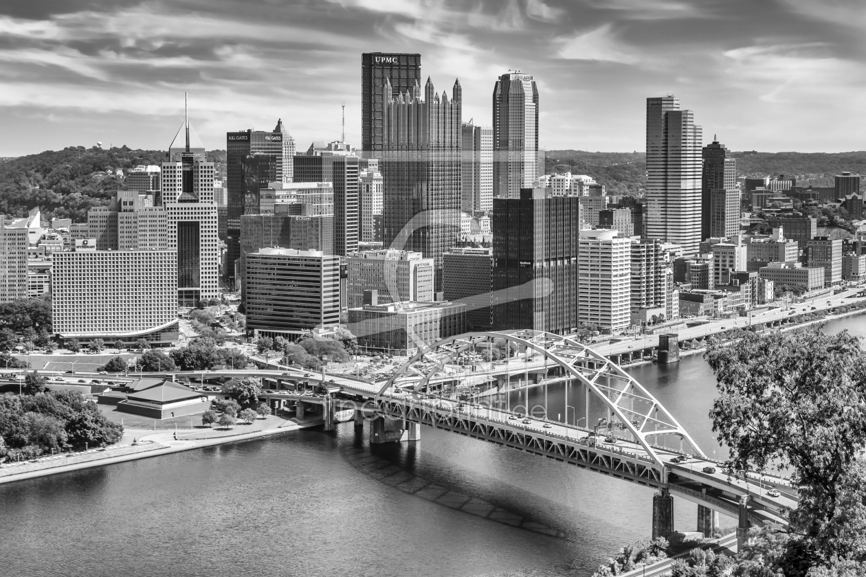 Bild-Nr.: 12875079 Fort Pitt Bridge mit Downtown Pittsburgh Monochrom erstellt von Melanie Viola