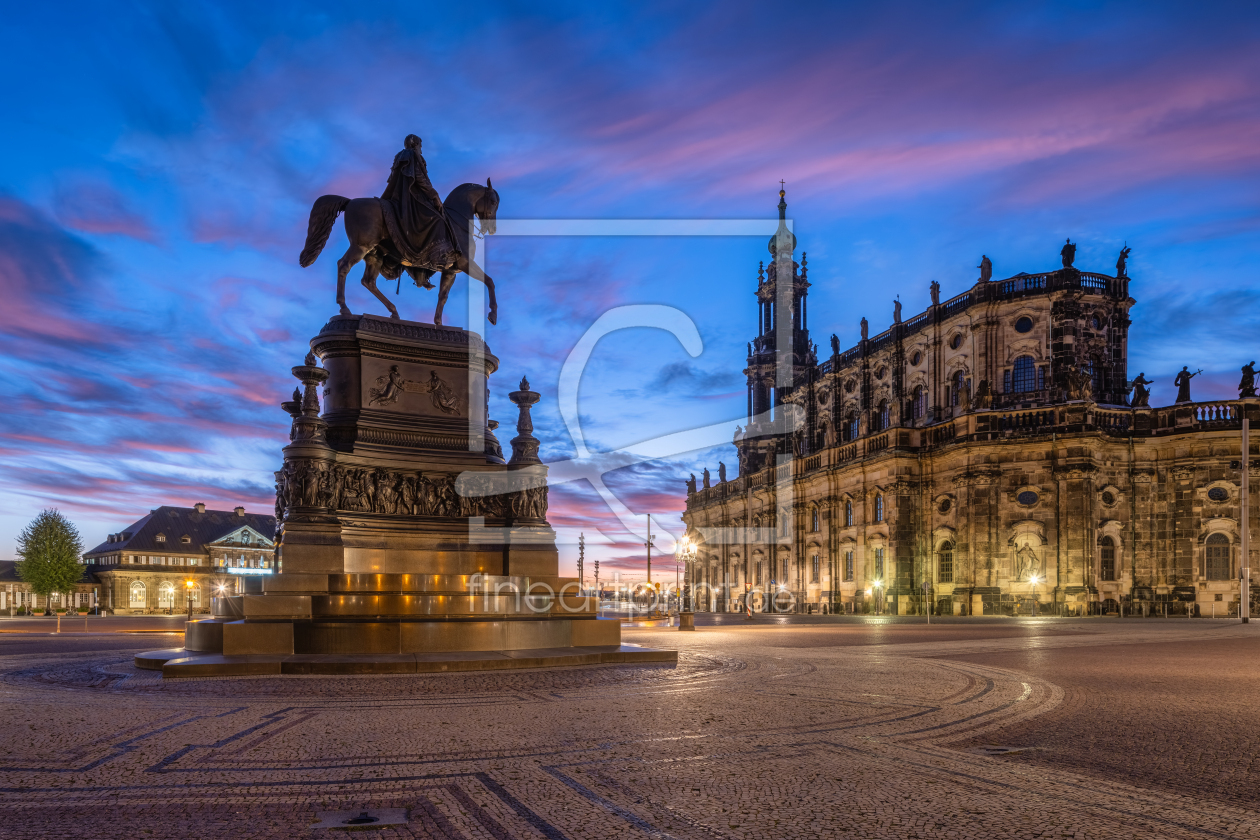 Bild-Nr.: 12887696 König-Johann-Denkmal und Hofkirche in Dresden erstellt von eyetronic