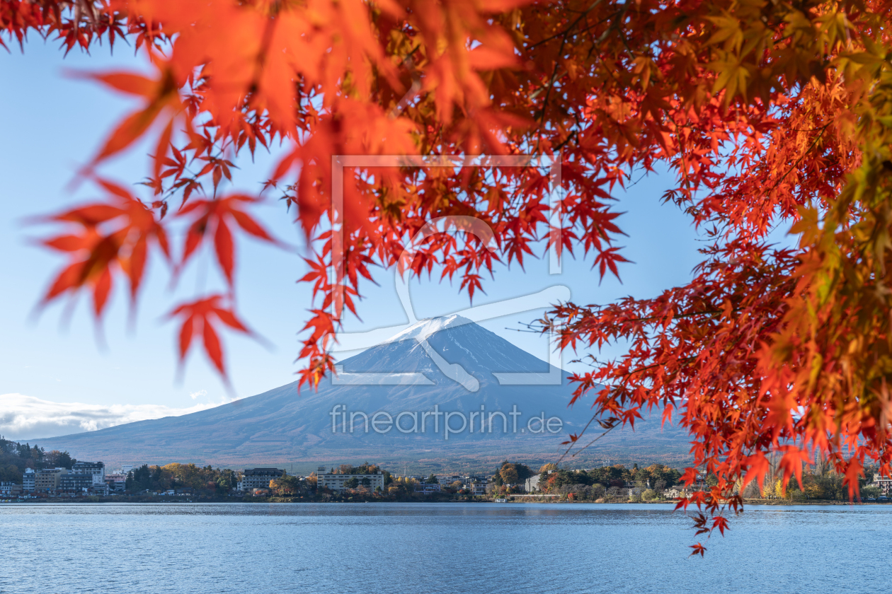Bild-Nr.: 12889853 Rotes Herbstlaub am Kawaguchi-See mit Berg Fuji erstellt von eyetronic