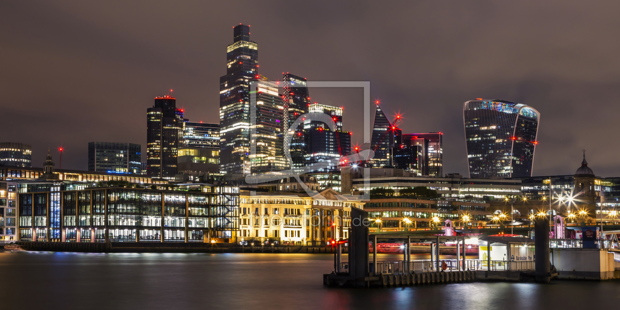 Bild-Nr.: 12906497 Nächtlicher Panoramablick auf die City of London erstellt von Melanie Viola