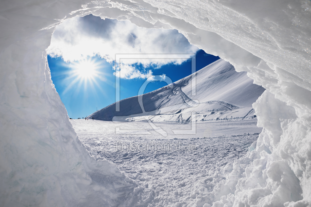 Bild-Nr.: 12912614 Blick aus der Schneehöhle auf die Skipiste erstellt von SusaZoom