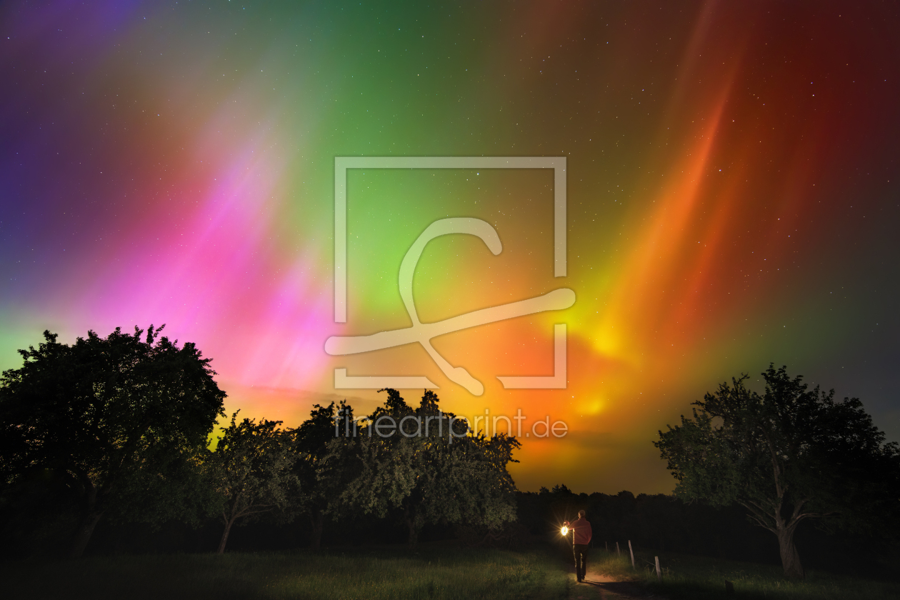 Bild-Nr.: 12916945 Wandern unter farbenfrohen Nordlichtern erstellt von Smileus