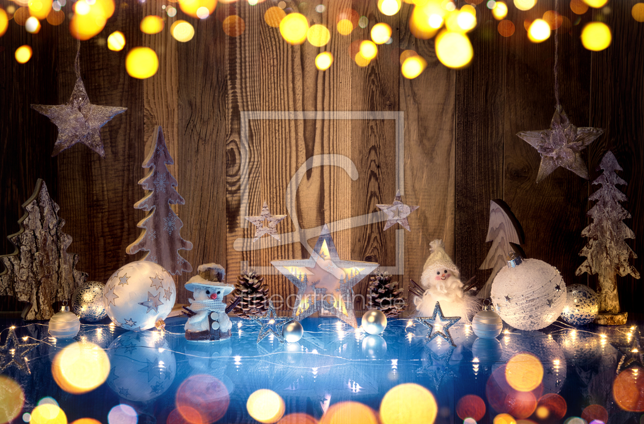 Bild-Nr.: 12919858 Farbenfrohe Weihnachtsdekoration vor Holz erstellt von Smileus