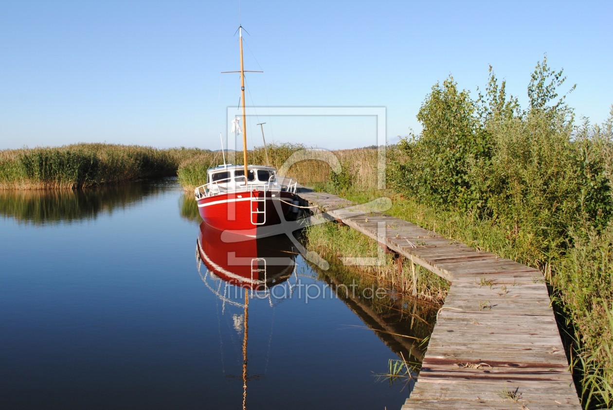 Bild-Nr.: 9842192 Ein rotes Segelboot erstellt von TinaDeFortunata