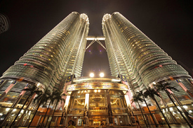 die beleuchteten Petronas Twin Towers, Wahrzeichen von Kuala Lumpur/9595924