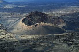 Lanzarote, Mondlandschaft mit dem Volcán de Cuervo 1/10014925