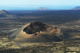 Lanzarote, Mondlandschaft mit dem Volcán de Cuervo 2/10015033