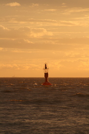 Backbordtonne im Sonnenuntergang/10056097