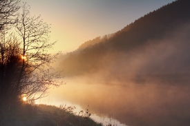 Sonnenaufgang am Fluss/10468028