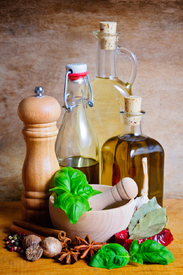 Olivenöl, Kräuter und Gewürze/10610680