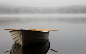 Das Boot im Morgennebel/10613546