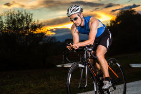 Triathlet beim Radfahren im Morgengrauen/10699917