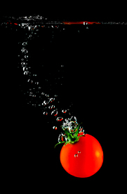 Tomate unter Wasser/10836353
