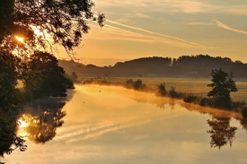 Flusslandschaft im Nebel/10848475