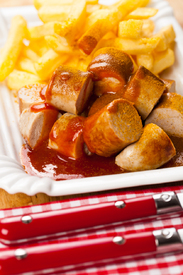 Currywurst mit Pommes/10849527