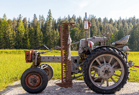Tirol - DDR Traktor im Einsatz im Karwendel/10953183