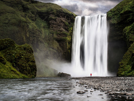 Der Wasserfall und das Mädchen/10966095