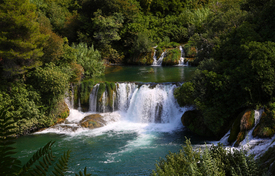 Wasserfall im Grünen/10996762