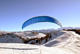 Paraglider startet von Berggipfel/11106967
