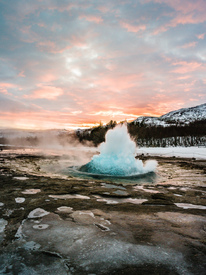 Strokkur im wunderschönen Licht des Sonnenuntergangs in Geysir, Island/11710744