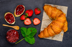 Croissant mit Erbeermarmelade/11769826