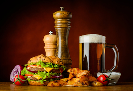 Fastfood Burger mit Bier/11820631