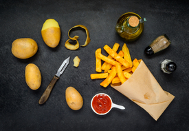 Pommes mit Ketchup und Zutaten/11857175