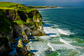 Küste mit Klippen bei Portrush in Nordirland /11872888