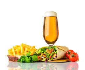 Shawarma mit Pommes und Bier auf Weiß/11917371