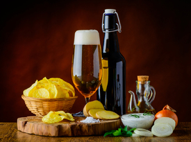 Stillleben mit Bier und Kartoffelchips/11919150